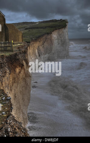 Datei-PIX von Birling Gap, Sussex, UK im Vorfeld bis zu heutigen dramatischen rockfall.3 März 2014. Flut spült die vorherigen Steinschläge und beginnt auf der ganzen wieder an die Klippe BaseLarge Brocken wegschneiden sind in der Brandung und weitere Risse, die AppearThe Kombination von Hochwasser, Stürme, starke Südwinde und Rekord Regen Erosion mit einer Rate, die nie zuvor auf der Küste von Sussex David Burr/Alamy Live News verursacht Absturz Stockfoto