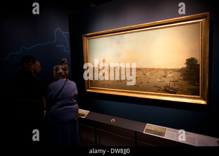 Eine Frau sieht vor Canalettos Gemälde "London: The Thames am Tag des Oberbürgermeisters, mit Blick auf die Stadt und die St Pauls Cathedral" in der "Königlichen Fluss macht, Prunk & der Themse" Ausstellung im National Maritime Museum in Greenwich, Süd-London 27. April 2012 eröffnet. David Starkey Gast-kuratiert diese große Ausstellung anlässlich der Königin Diamond Jubilee. Stockfoto