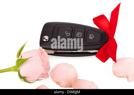 Auto Schlüssel auf einem Papier, mit roter Schleife auf die natürlichen  hölzernen Tisch Hintergrund. Weihnachten oder Valentinstag Geschenk oder  ein abstraktes Konzept Stockfotografie - Alamy