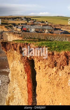 Datei-PIX von Birling Gap, Sussex, UK im Vorfeld bis zu heutigen dramatischen rockfall.27 Februar 2014. Die unsichtbare Risse in der Felswand unterhalb der Erde zeigen, dass dieser große Abschnitt David Burr/Alamy Live News fallen soll Stockfoto