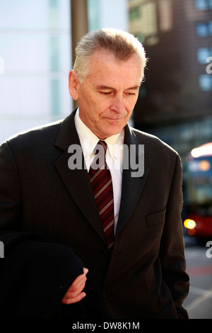 Bruce Hall, der aus Australien ausgeliefert wurde kommt Southwark Crown Court London 16. April 2012. Herr Hall vor Gericht angeklagt von £ 700 Millionen Schmiergeld erscheint im Dock neben Milliardär Arbeit Geber Victor Dahdaleh. Stockfoto