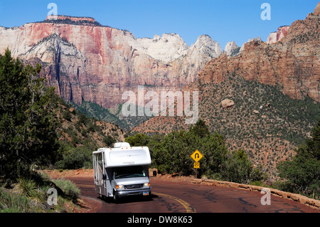 Wohnmobil fahren auf der Panoramastraße Zion - Mt. Carmel Highway, West Temple in den Rücken, Zion Nationalpark Stockfoto