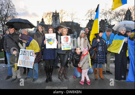 Parliament Square, London, UK. 3. März 2014. Eine Gruppe von Anti-Putin Demonstranten stehen sich gegenüber der Houses of Parliament. Bildnachweis: Matthew Chattle/Alamy Live-Nachrichten Stockfoto