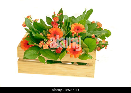 Orange Gerbera Blumen in einem hölzernen Korb Stockfoto