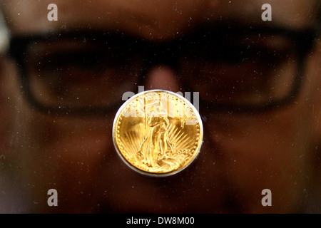 Vorschau von "weltweit teuerste Münze" drücken. Im Jahr 2002 verkauft ein Double Eagle 1933 für 7,6 Millionen US-Dollar, so dass es die teuerste Goldmünze der Welt zu kommen, bis zu versteigern, die Zeit. Die tatsächliche Münze wird auf dem Display in London ist nie gekommen, um zu versteigern und gehört zu einer Handvoll von 1933 Double Eagles in der Welt bekannt. 3-4. März öffentlich zur Schau. Goldsmiths' Hall, London 2. März 2012 Foto von Tal COHEN Stockfoto