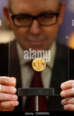 Vorschau von "weltweit teuerste Münze" drücken. Im Jahr 2002 verkauft ein Double Eagle 1933 für 7,6 Millionen US-Dollar, so dass es die teuerste Goldmünze der Welt zu kommen, bis zu versteigern, die Zeit. Die tatsächliche Münze wird auf dem Display in London ist nie gekommen, um zu versteigern und gehört zu einer Handvoll von 1933 Double Eagles in der Welt bekannt. 3-4. März öffentlich zur Schau. Goldsmiths' Hall, London 2. März 2012 Foto von Tal COHEN Stockfoto