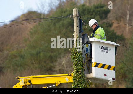 Ein BT-Telefon-Ingenieur arbeitet an einem Telefonmast. Stockfoto