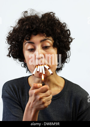 Frau leuchtet 6 Zigaretten Stockfoto