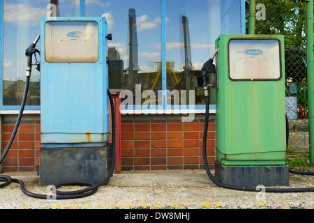 Zwei alte Kraftstoff Pumpen mit Benzin oder Gas station Stockfoto