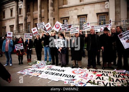 London, UK. 2. März 2014. Demonstranten versammeln sich am Trafalgar Square gegen die türkische Regierung zu demonstrieren, was sie sagen, "al-Qaida-Mörder" unterstützt. Bildnachweis: Adina Tovy/Alamy Live-Nachrichten Stockfoto