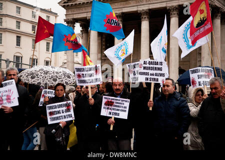 London, UK. 2. März 2014. Demonstranten versammeln sich am Trafalgar Square gegen die türkische Regierung zu demonstrieren, was sie sagen, "al-Qaida-Mörder" unterstützt. Bildnachweis: Adina Tovy/Alamy Live-Nachrichten Stockfoto