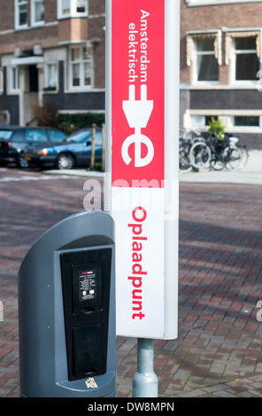 Ladestation für ein Elektroauto, das Hotel liegt in Amsterdam, Niederlande Stockfoto