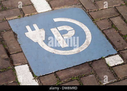 Melden Sie sich auf einer Straße unter Angabe einer Parkbucht und Station für ein Elektro-Auto oder Fahrzeug aufladen Stockfoto