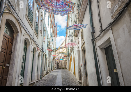 Sonnenschirme, schmücken die Straßen von Coimbra, Portugal, an einem bewölkten Tag Stockfoto