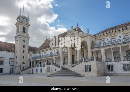 Alte Universität von Coimbra, Portugal, an einem bewölkten Tag Stockfoto