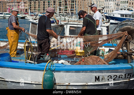 Fischer an Bord sortieren fangen auf dem Fischmarkt im alten Hafen von Marseille Stockfoto