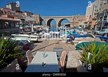 Tisch im Restaurant in der Fischerei Dorf Port von Vallon des Auffes, Marseille, Frankreich Stockfoto