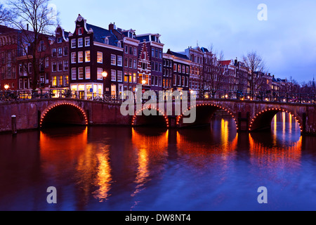 Amsterdam bei Nacht in den Niederlanden Stockfoto