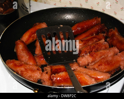 Pfanne voll von Würstchen Stockfoto