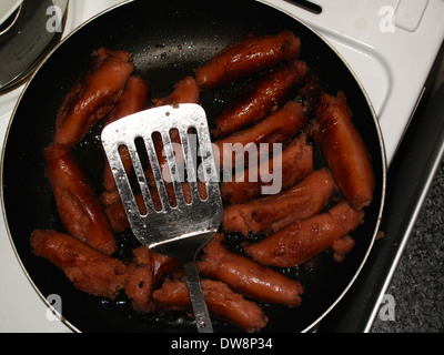 Pfanne voll von Würstchen Stockfoto