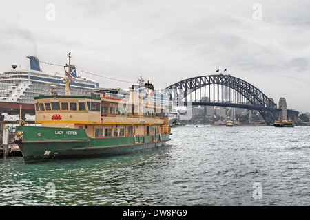 Fähre, Circular Quay, Sydney Harbour Bridge alias 'The Coatangers', Sydney, Australien Stockfoto