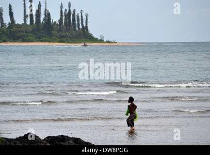 Kanak-Fischer bei der Arbeit vor der Ilot Tibarama, Poindimie, Neukaledonien, Südpazifik Stockfoto
