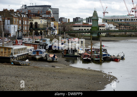 Boote von der Flut auf das Vorland des Flusses Themse am Hammersmith gestrandet Stockfoto