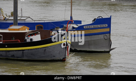 Lastkähne festgemacht an der Themse in Hammersmith Stockfoto