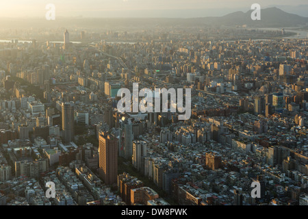 Vogelperspektive von Taipei, Taiwan bei Sonnenuntergang Stockfoto