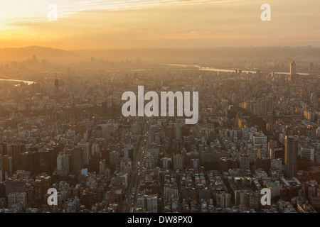 Vogelperspektive von Taipei, Taiwan bei Sonnenuntergang Stockfoto