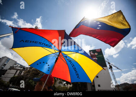 Caracas, Venezuela. 3. März 2014. Eine Frau hält eine Nationalflagge von Venezuela während einer Protestaktion gegen die Regierung in Caracas, Venezuela, am 3. März 2014. Bildnachweis: Boris Vergara/Xinhua/Alamy Live-Nachrichten Stockfoto