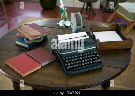 Schreibtisch und Schreibmaschine, wo Ernest Hemingway viele Bücher im Ernest Hemingway Home & Museum, Key West, Florida, USA schrieb Stockfoto