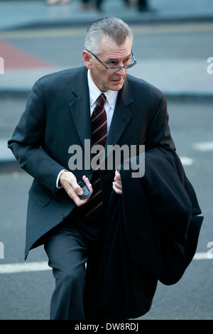 Bruce Hall, der aus Australien ausgeliefert wurde kommt Southwark Crown Court London 16. April 2012. Herr Hall vor Gericht angeklagt von £ 700 Millionen Schmiergeld erscheint im Dock neben Milliardär Arbeit Geber Victor Dahdaleh. Stockfoto