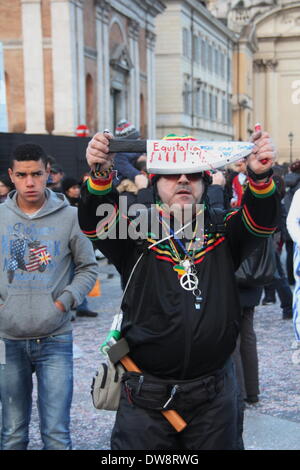 Rom, Italien. 2. März 2014. Mann im Kostüm protestieren gegen Equitalia, die Zustand-prozentige Steuer Erhebungsstelle beim Karneval in Rom. Bildnachweis: Gari Wyn Williams / Alamy Live News Stockfoto