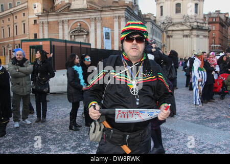 Rom, Italien. 2. März 2014. Mann im Kostüm protestieren gegen Equitalia, die Zustand-prozentige Steuer Erhebungsstelle beim Karneval in Rom. Bildnachweis: Gari Wyn Williams / Alamy Live News Stockfoto