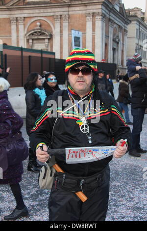 Rom, Italien. 2. März 2014. Mann im Kostüm protestieren gegen Equitalia, die Zustand-prozentige Steuer Erhebungsstelle beim Karneval in Rom. Bildnachweis: Gari Wyn Williams / Alamy Live News Stockfoto