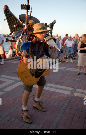 Ein-Mann-Band führt am Mallory Square in Key West, Florida, USA Stockfoto