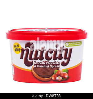 Eine Wanne mit Nutcity Schokolade zu verbreiten, auf einem weißen Hintergrund Stockfoto