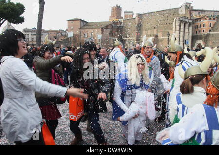 Rom, Italien. 2. März 2014.  Karneval auf der Via dei Fori Imperiali in Rom Italien Straße. Bildnachweis: Gari Wyn Williams / Alamy Live News Stockfoto