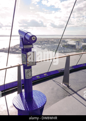 Ein sprechender Teleskop auf der Aussichtsplattform des Spinnaker Tower in Portsmouth, England Stockfoto