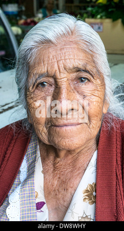 stolz auf bescheidenen makellos faltige 101 Jahre alte mexikanische indigene indische Frau Anbieter arbeiten bei Mercado La Merced Markt Oaxaca Stockfoto