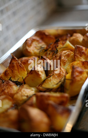 Bratkartoffeln in einem Bräter Tablett Stockfoto