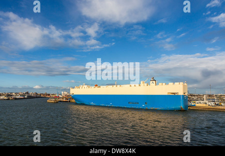 Große blau-weiße Auto Transport Schiff vor Anker bei Southampton Docks, den Solent, Hampshire, UK am sonnigen Tag mit blauem Himmel Stockfoto