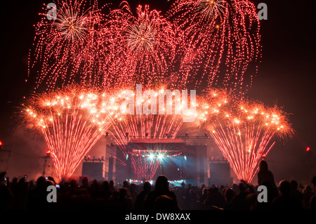 Buntes Feuerwerk über der Bühne während Konzert Stockfoto