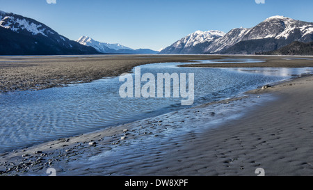 Bei Ebbe am Strand des Einlasses Chilkat River in der Nähe von Haines, Alaska an einem sonnigen Wintertag. Stockfoto