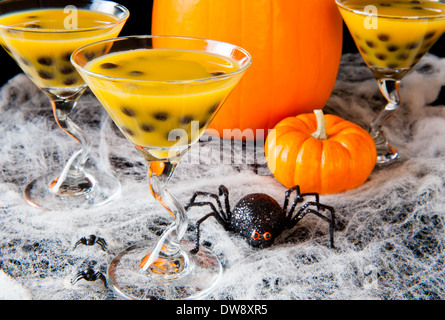 Halloween-Bubble-Tee mit Spinnweben, Spinnen und Kürbisse Stockfoto