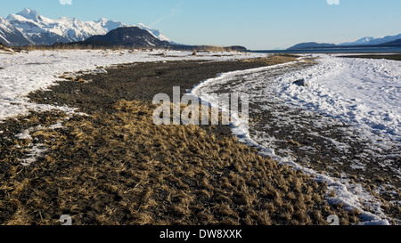 Schnee-Muster an einem Strand des Chilkat Inlet in der Nähe von Haines Alaska an einem sonnigen Wintertag. Stockfoto