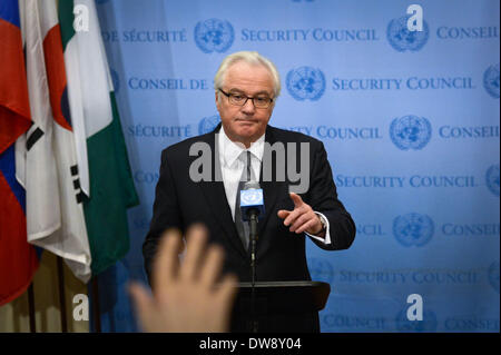 Vereinten Nationen, New York, NY, USA. 3. März 2014.  Russischen ständiger Vertreter bei den Vereinten Nationen Witali Tschurkin spricht Medien Reporter nach einer Sitzung des Sicherheitsrats über die Situation in der Ukraine, die die dritte seit Freitag im UN-Hauptquartier in New York am 3. März 2014 ist. Bildnachweis: Xinhua/Alamy Live-Nachrichten Stockfoto