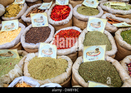 Gewürze und Körner bei Mahane Yehuda in Jerusalem Stockfoto