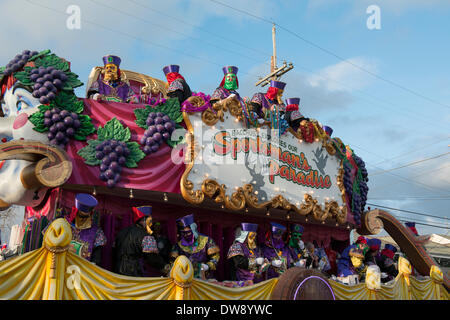 New Orleans, Louisiana, 2. März 2014. Krewe von Bacchus bereitet sich zum Auftakt der Mardi Sonntag Parade unter dem Motto, "In Vino Veritas!" Bildnachweis: JT Blatty/Alamy Live-Nachrichten Stockfoto